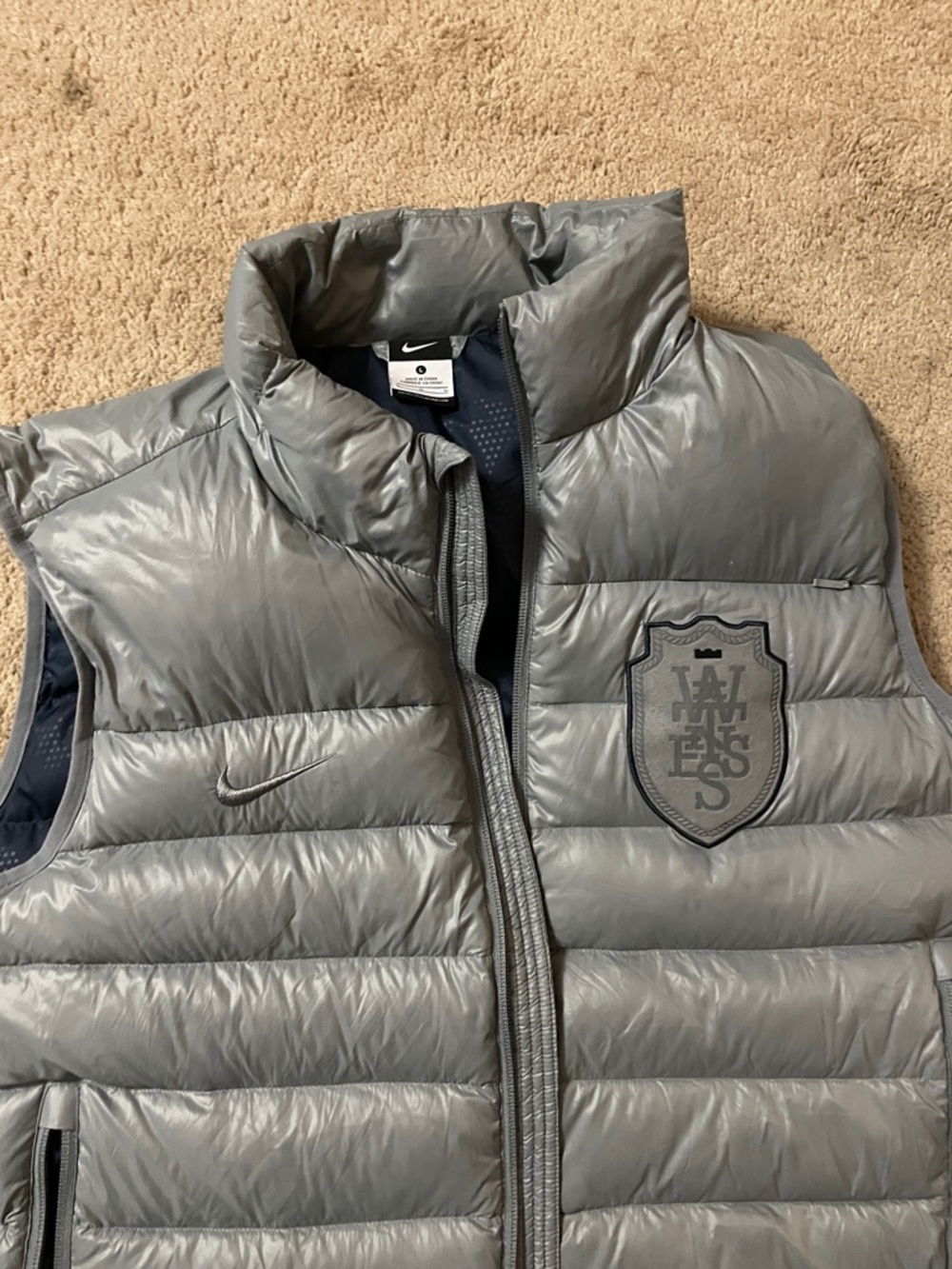 Nike LeBron “Witness” Men’s L Silver Puffer Vest-Lightweight Quilted Jacket Vest